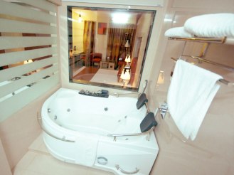 massage-bath-tub-in-honey-moon-suite